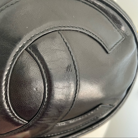 ✨SOLD✨Chanel Vintage Oval Lambskin CC Camera Chain Bag - Picture 12 of 14